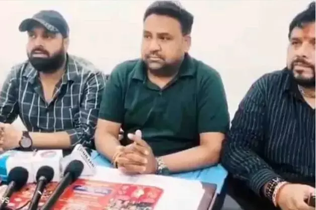 माहौल बिगड़ने की कोशिश- मंदिर के बाहर लगाया पाकिस्तानी झंडा माहौल बिगड़ने की कोशिश- मंदिर के बाहर लगाया पाकिस्तानी झंडा
