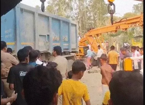 टक्कर मारने के बाद बोलेरो को साथ लेकर मकान में घुसा डंपर- कई लोगों...