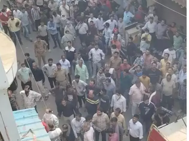 साडी शोरूम में लगी आग- बाजार में अफरातफरी- ग्राहक भी....