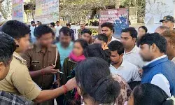 नाबालिग के यौन शोषण के मामले में भारी हंगामा, कोतवाली का घेराव नाबालिग के यौन शोषण के मामले में भारी हंगामा, कोतवाली का घेराव