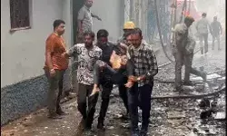 होटल में लगी आग पांचवी मंजिल तक पहुंची-4 जिंदा जले- बच्चे को खिड़की.. होटल में लगी आग पांचवी मंजिल तक पहुंची-4 जिंदा जले- बच्चे को खिड़की..