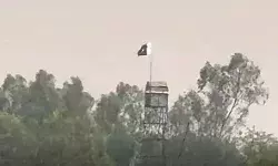 चौतरफा हुई जग हंसाई के बाद दोबारा से पाक ने चौकियों पर झंडे लगाए चौतरफा हुई जग हंसाई के बाद दोबारा से पाक ने चौकियों पर झंडे लगाए