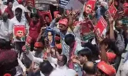 रामजीलाल पर हमला- सपाइयों का हंगामा- तोडा कलेक्ट्रेट का गेट- पुलिस....