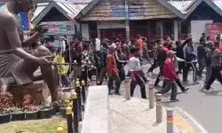 बच्ची से रेप- रात से बवाल जारी- विरोध में स्कूल कॉलेज और बाजार बंद बच्ची से रेप- रात से बवाल जारी- विरोध में स्कूल कॉलेज और बाजार बंद