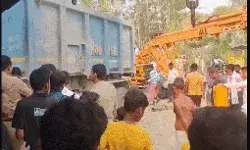 टक्कर मारने के बाद बोलेरो को साथ लेकर मकान में घुसा डंपर- कई लोगों... टक्कर मारने के बाद बोलेरो को साथ लेकर मकान में घुसा डंपर- कई लोगों...