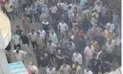 साडी शोरूम में लगी आग- बाजार में अफरातफरी- ग्राहक भी.... साडी शोरूम में लगी आग- बाजार में अफरातफरी- ग्राहक भी....