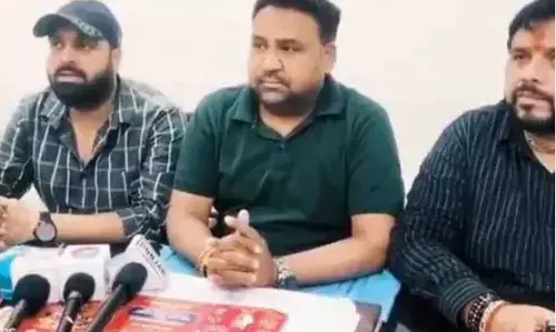 माहौल बिगड़ने की कोशिश- मंदिर के बाहर लगाया पाकिस्तानी झंडा