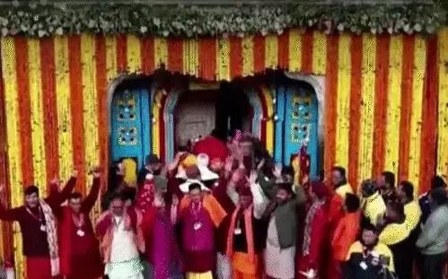 खुले केदारनाथ धाम के कपाट- अखंड ज्योति के भक्तों ने किये दर्शन खुले केदारनाथ धाम के कपाट- अखंड ज्योति के भक्तों ने किये दर्शन