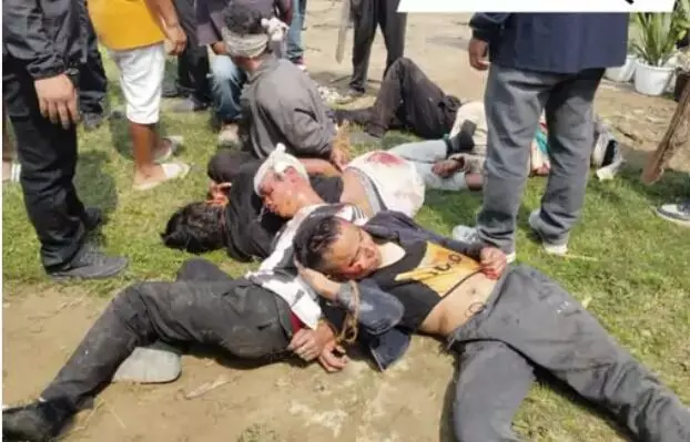 जमीन विवाद को लेकर दो गांव के बीच भिड़ंत- 25 घायलों में 12 पुलिसकर्मी जमीन विवाद को लेकर दो गांव के बीच भिड़ंत- 25 घायलों में 12 पुलिसकर्मी