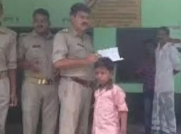 घर जाने की जल्दी में छात्र को कमरे में ही बंद कर चले गए शिक्षक घर जाने की जल्दी में छात्र को कमरे में ही बंद कर चले गए शिक्षक