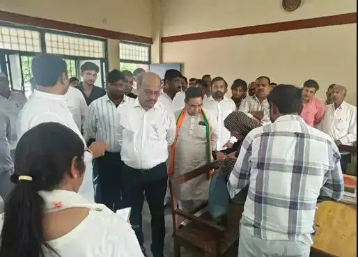 प्रभारी मंत्री ने जनकल्याणकारी योजनाओं का किया स्थलीय निरीक्षण प्रभारी मंत्री ने जनकल्याणकारी योजनाओं का किया स्थलीय निरीक्षण