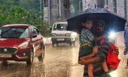 दबे पांव आई बारिश और तूफान के कहर से लोग बेहाल- चार की चली गई जान दबे पांव आई बारिश और तूफान के कहर से लोग बेहाल- चार की चली गई जान