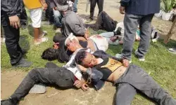 जमीन विवाद को लेकर दो गांव के बीच भिड़ंत- 25 घायलों में 12 पुलिसकर्मी जमीन विवाद को लेकर दो गांव के बीच भिड़ंत- 25 घायलों में 12 पुलिसकर्मी