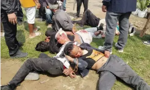 जमीन विवाद को लेकर दो गांव के बीच भिड़ंत- 25 घायलों में 12 पुलिसकर्मी