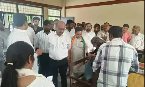 प्रभारी मंत्री के औचक निरीक्षण में घर के भीतर मिला तहसीलदार का दफ्तर
