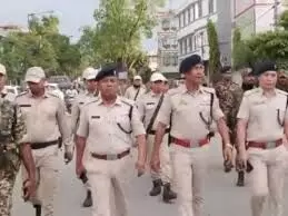 पुलिस और सीआरपीएफ के जवानों ने किया फ्लैग मार्च पुलिस और सीआरपीएफ के जवानों ने किया फ्लैग मार्च