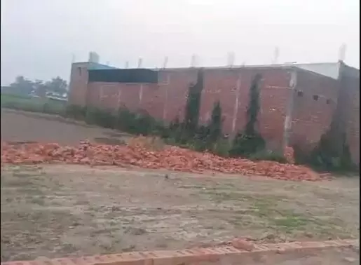अवैध कॉलोनी पर चला बुलडोजर- बिना लेआउट चल रहा था निर्माण अवैध कॉलोनी पर चला बुलडोजर- बिना लेआउट चल रहा था निर्माण