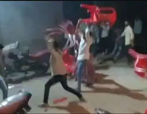 DJ पर गाने को लेकर शादी में बवाल- हथियार बनी कुर्सियों एक दूसरे पर पड़ी DJ पर गाने को लेकर शादी में बवाल- हथियार बनी कुर्सियों एक दूसरे पर पड़ी