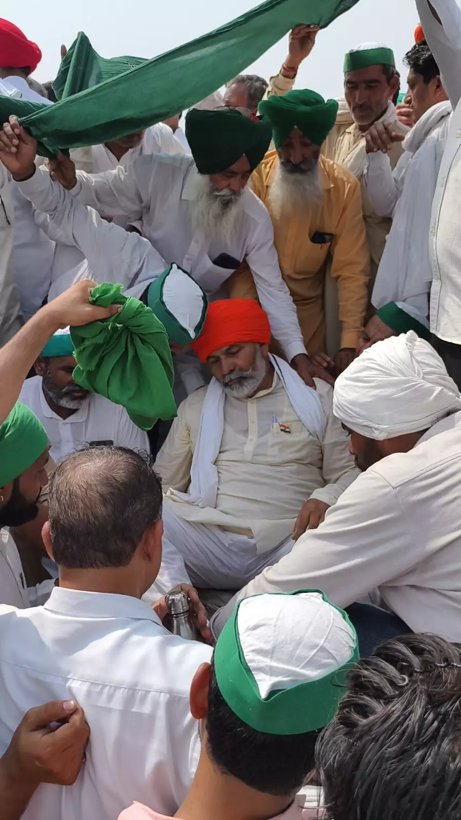 किसान महापंचायत में राकेश टिकैत की बिगड़ी तबीयत- ले जाया गया हॉस्पिटल किसान महापंचायत में राकेश टिकैत की बिगड़ी तबीयत- ले जाया गया हॉस्पिटल