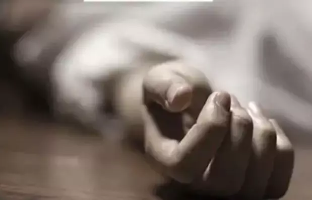 सामूहिक सुसाइड- महिला ने तीन बेटियों के साथ फांसी लगाकर दी जान सामूहिक सुसाइड- महिला ने तीन बेटियों के साथ फांसी लगाकर दी जान