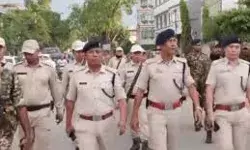 पुलिस और सीआरपीएफ के जवानों ने किया फ्लैग मार्च