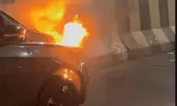 चलती इलेक्ट्रिक कार बनी आग का गोला- बोनट से निकली लपटें- दंपति ने.. चलती इलेक्ट्रिक कार बनी आग का गोला- बोनट से निकली लपटें- दंपति ने..