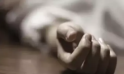 सामूहिक सुसाइड- महिला ने तीन बेटियों के साथ फांसी लगाकर दी जान