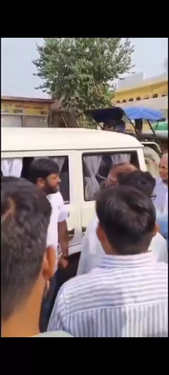 अवैध अल्ट्रासाउंड सील होने पर भाजपा नेता ने रोका सीएमओ का रास्ता अवैध अल्ट्रासाउंड सील होने पर भाजपा नेता ने रोका सीएमओ का रास्ता