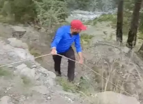 जम्मू कश्मीर में हादसा- सेना की गाड़ी खाई में गिरी- तीन जवानों की मौत जम्मू कश्मीर में हादसा- सेना की गाड़ी खाई में गिरी- तीन जवानों की मौत