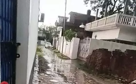 मौसम का उलटफेर जारी- कई जनपदों में दोपहर से हो रही बारिश भारी मौसम का उलटफेर जारी- कई जनपदों में दोपहर से हो रही बारिश भारी