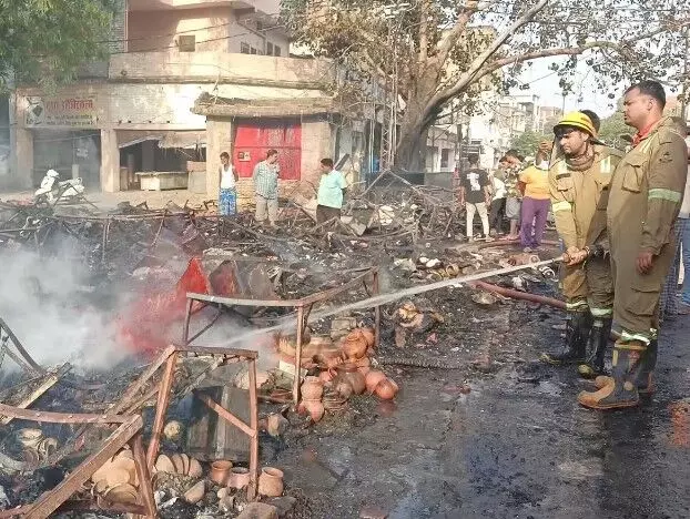 बाजार में लगी आग में सरकारी जमीन पर कब्जा करके बनी दुकानें हुई खाक बाजार में लगी आग में सरकारी जमीन पर कब्जा करके बनी दुकानें हुई खाक