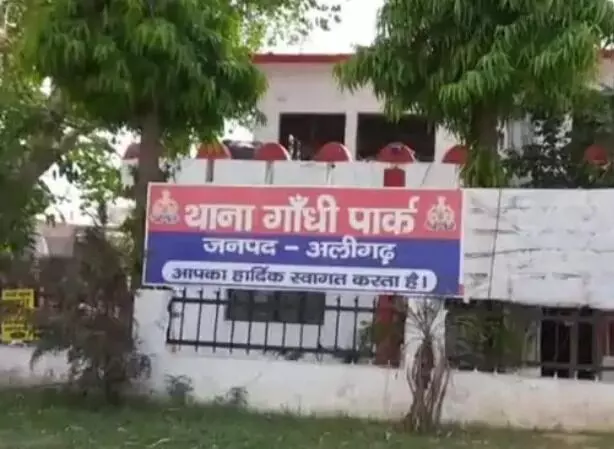 नींद की गोलियां खिलाकर परिवार को बेहोश कर प्रेमी संग भागी रीलबाज महिला नींद की गोलियां खिलाकर परिवार को बेहोश कर प्रेमी संग भागी रीलबाज महिला