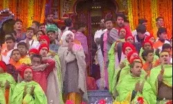 खुले बद्रीनाथ धाम के कपाट- महिलाओं ने गए लोकगीत खुले बद्रीनाथ धाम के कपाट- महिलाओं ने गए लोकगीत