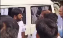 अवैध अल्ट्रासाउंड सील होने पर भाजपा नेता ने रोका सीएमओ का रास्ता अवैध अल्ट्रासाउंड सील होने पर भाजपा नेता ने रोका सीएमओ का रास्ता