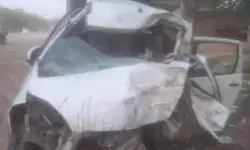 बेकाबू कार पेड़ से टकराई- एयर फोर्स के जवान समेत चार बारातियों की मौत बेकाबू कार पेड़ से टकराई- एयर फोर्स के जवान समेत चार बारातियों की मौत