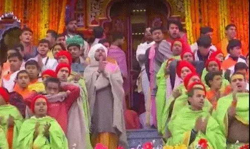 खुले बद्रीनाथ धाम के कपाट- महिलाओं ने गए लोकगीत