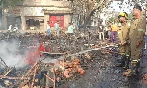 बाजार में लगी आग में सरकारी जमीन पर कब्जा करके बनी दुकानें हुई खाक