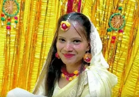 घरवालों के साथ जमकर नाची दुल्हन-दिक्कत होने पर बाथरूम में गई और उड़.. घरवालों के साथ जमकर नाची दुल्हन-दिक्कत होने पर बाथरूम में गई और उड़..