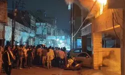 चार मंजिला बिल्डिंग में भयंकर आग मां-बाप और तीन बेटियां जली जिंदा चार मंजिला बिल्डिंग में भयंकर आग मां-बाप और तीन बेटियां जली जिंदा