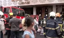 कपड़ों के शोरूम में कब्जा जमा कर बैठी आग- आठ फायर टेंडर के साथ.... कपड़ों के शोरूम में कब्जा जमा कर बैठी आग- आठ फायर टेंडर के साथ....