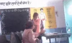 बच्चों से सफाई विवाद में टीचर ने प्रिंसिपल को दिया कुर्सी से धक्का