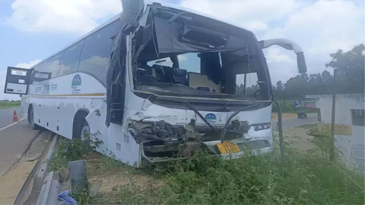 मुंबई-गोवा राजमार्ग पर बस पलटने से इतने लोगों की मौत से मचा हड़कंप