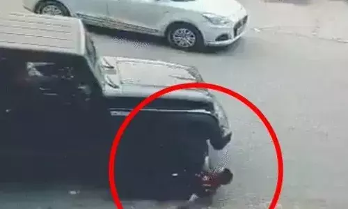 दिखाई थार की हनक- हॉर्न बजाने से मना करने पर गार्ड पर चढ़ाई गाड़ी