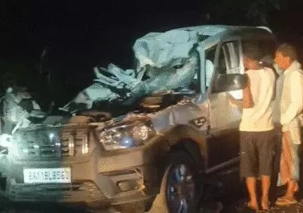 खड़े ट्रैक्टर से टकराई स्कॉर्पियो के उड़े परखच्चे- सड़क पर बिखर गई लाश खड़े ट्रैक्टर से टकराई स्कॉर्पियो के उड़े परखच्चे- सड़क पर बिखर गई लाश