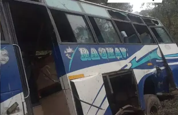 पुंछ में सवारियां लेकर जा रही बस खाई में गिरी- आर्मी और पुलिस की.... पुंछ में सवारियां लेकर जा रही बस खाई में गिरी- आर्मी और पुलिस की....