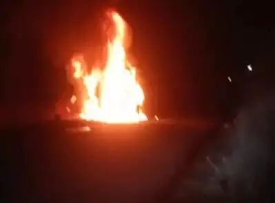 चलती कार में लगी भयंकर आग– डेशबोर्ड के पास धुआं निकलते ही..... चलती कार में लगी भयंकर आग– डेशबोर्ड के पास धुआं निकलते ही.....