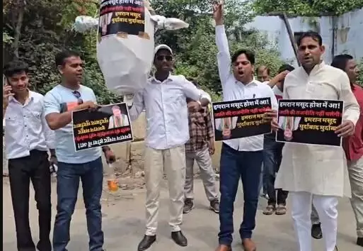 गठबंधन में घमासान- सपा यूथ ब्रिगेड ने फूंका सांसद इमरान मसूद का पुतला गठबंधन में घमासान- सपा यूथ ब्रिगेड ने फूंका सांसद इमरान मसूद का पुतला