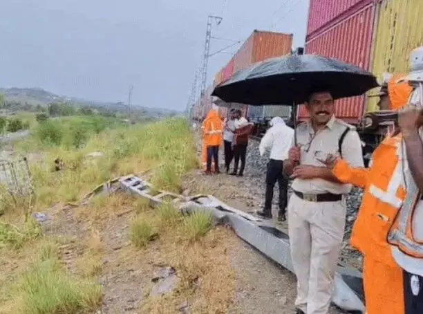 आंधी ने दिखाई अपनी ताकत- ट्रेन से हवा में उड़कर गिरे कंटेनर से... आंधी ने दिखाई अपनी ताकत- ट्रेन से हवा में उड़कर गिरे कंटेनर से...