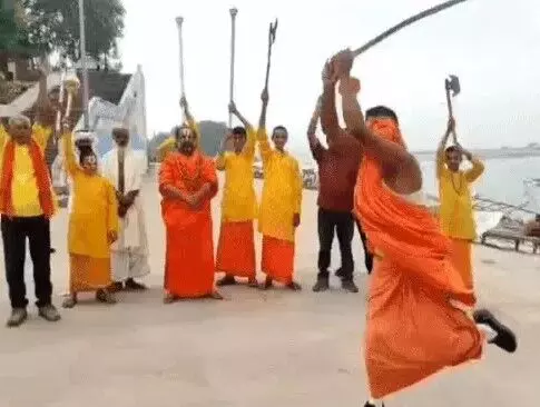 गंगा तट पर शस्त्रों का अभ्यास- मिले PM का आदेश तो संत करें पाक कूच गंगा तट पर शस्त्रों का अभ्यास- मिले PM का आदेश तो संत करें पाक कूच