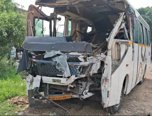 हरिद्वार जा रही बस नाले में गिरने के बाद खंडहर पड़े मकान से टकराई हरिद्वार जा रही बस नाले में गिरने के बाद खंडहर पड़े मकान से टकराई